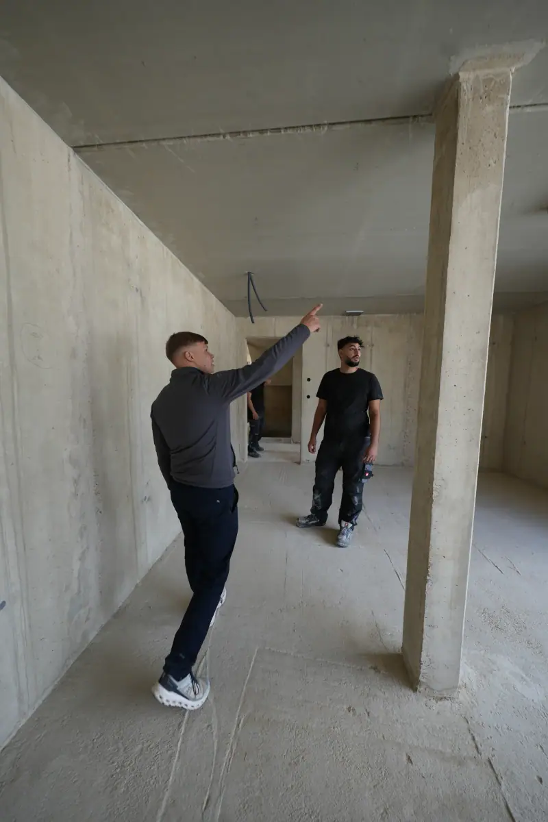 Abstimmung im Rohbau eines Neubaus