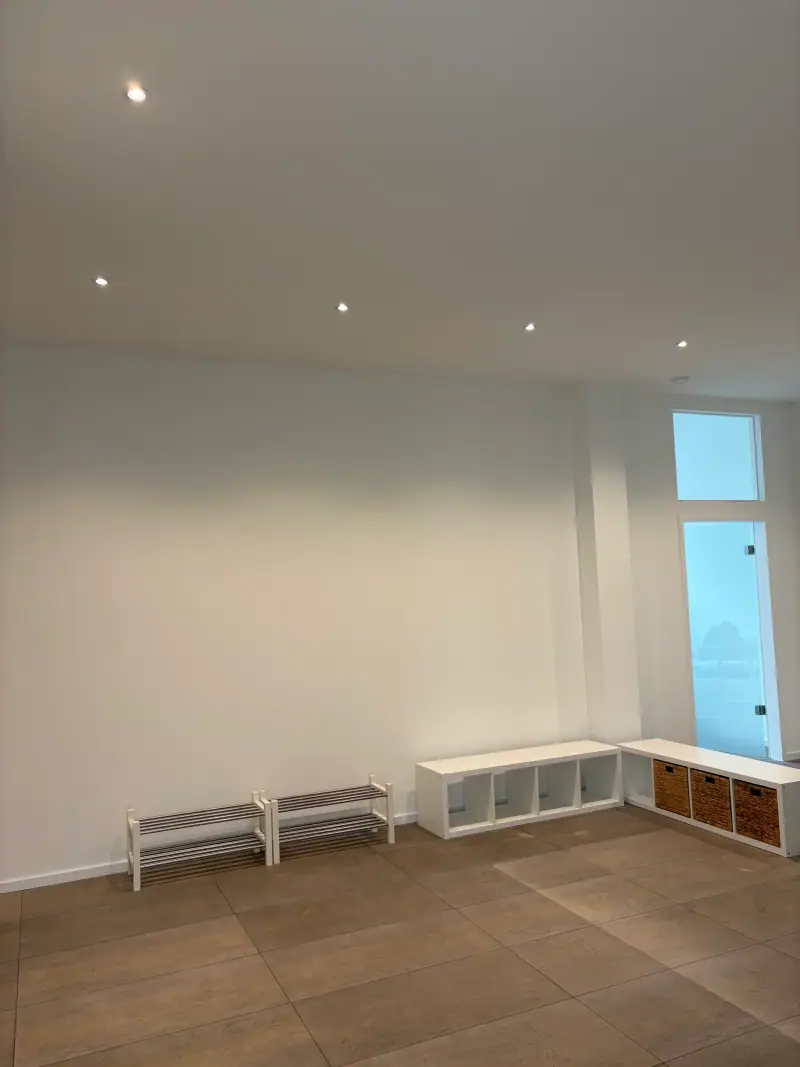 Heller Raum im Neubau mit LED-Einbauleuchten in der Decke