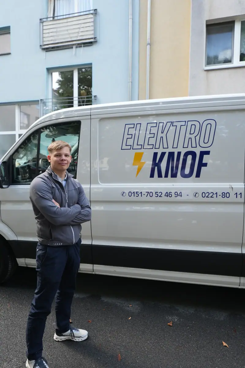 Firmenwagen von Elektro Knof an einem Einsatzort in Köln