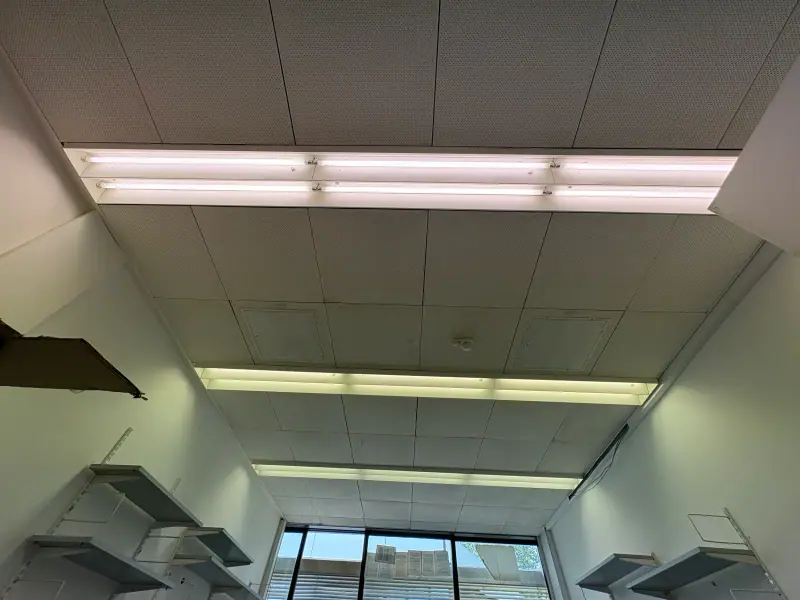 Lichtbänder an der Decke einer Gewerbefläche