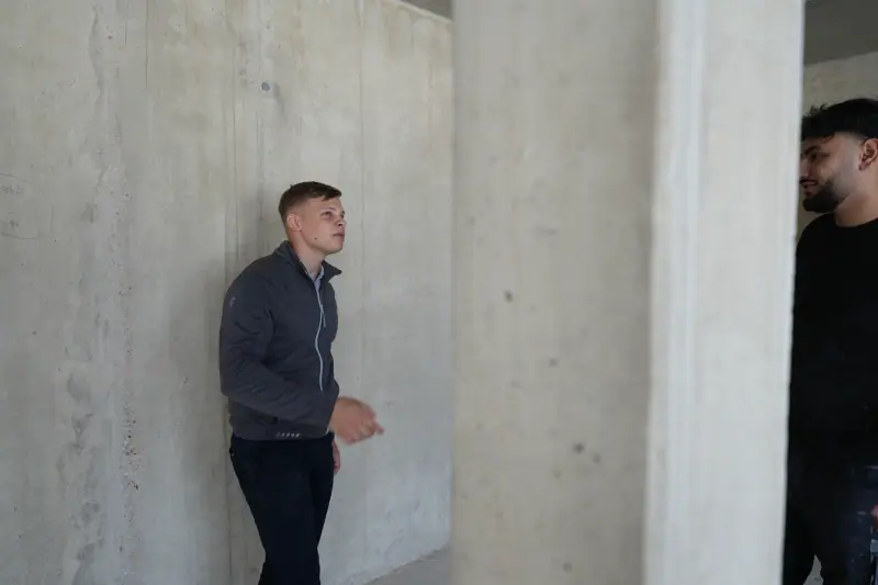 Besichtigung der Leitungswege im Rohbau