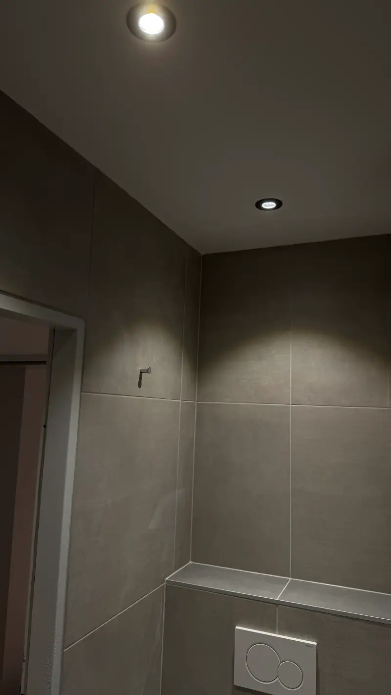 Saniertes Bad mit Einbaustrahler über dem WC