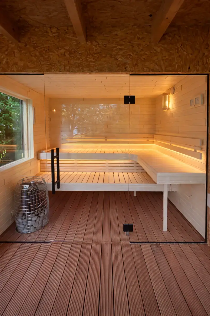 Sauna mit indirekter LED-Beleuchtung unter den Bänken