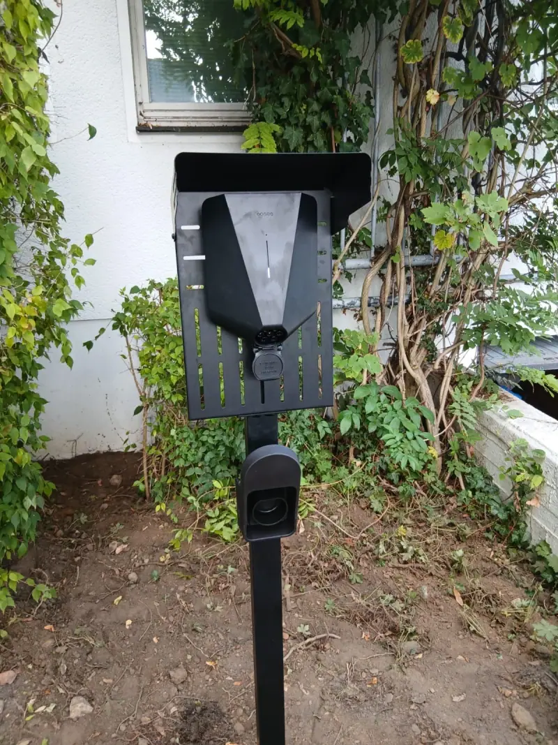 Wallbox auf einer Standsäule im Garten