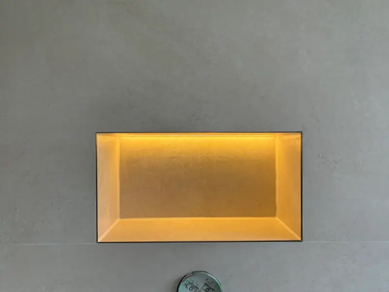 Warm beleuchtete Wandnische in einer Betonwand