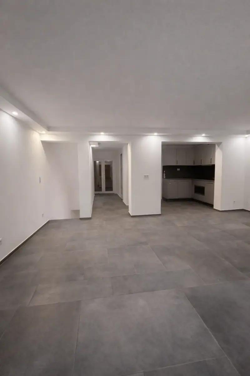 Sanierte Wohnung in Köln mit Einbauleuchten im Flur und offener Küche