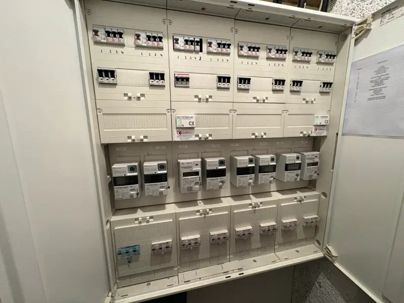 Neu aufgebauter Zählerschrank mit Sicherungsautomaten